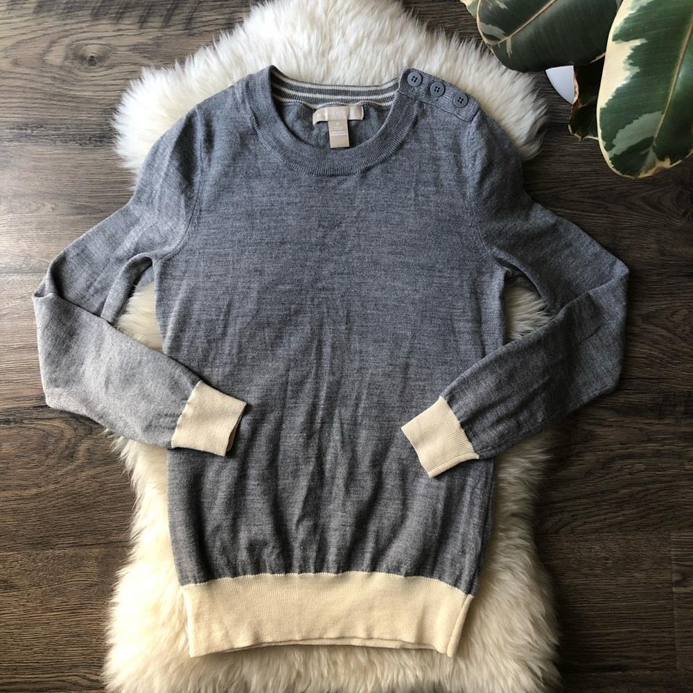 Banana Republic Gray sweater size S tiny hole
